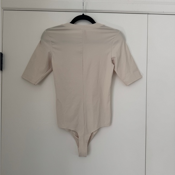 Spanx Ribbed Short Sleeve Bodysuit Cream | Size Small - Picture 2 of 4